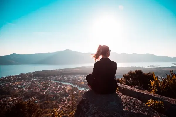 O Poder de Viajar Sozinha na Vida de Mulheres : Solitude e Liberdade